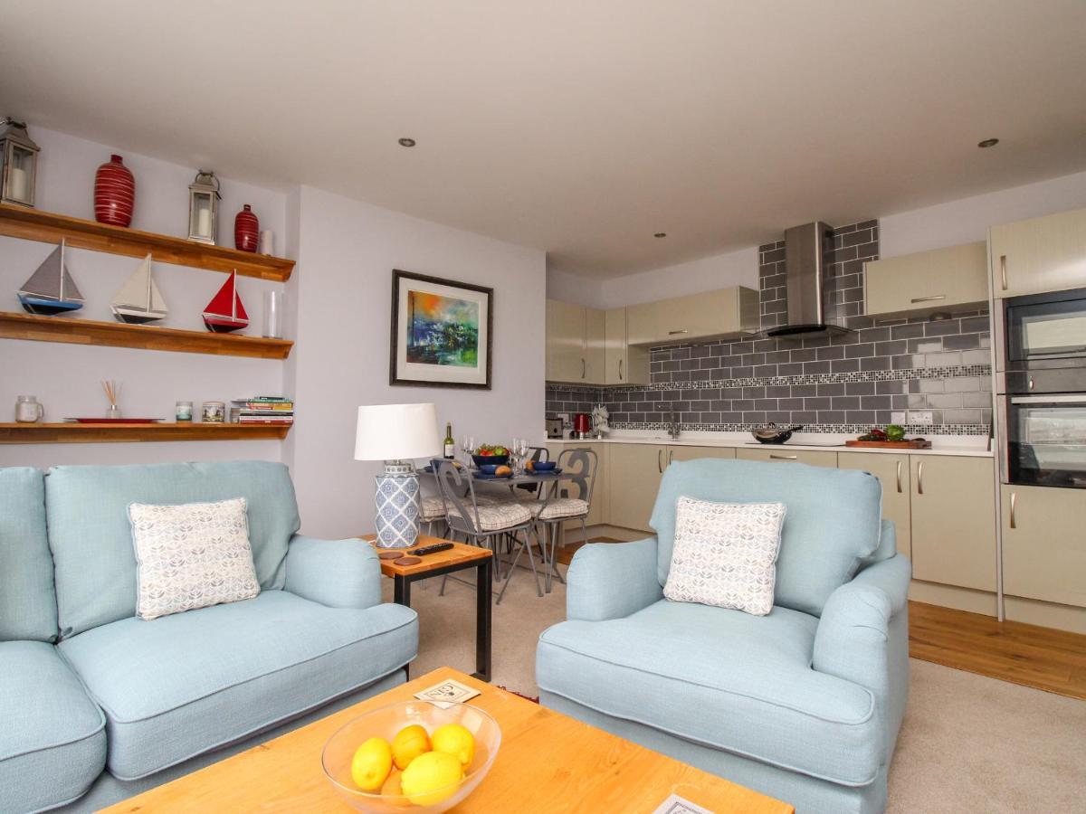 Apartment Bay *